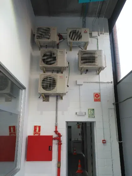 Unitats exteriors d'aire condicionat instal·lades en una comunitat
