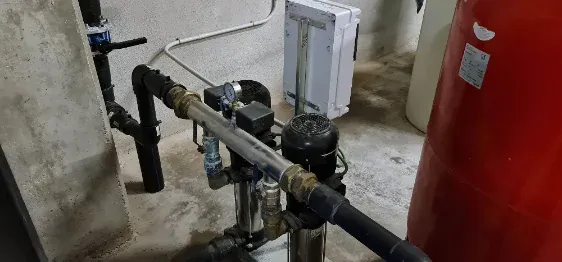 Grup de pressió d'aigua amb dipòsit d'expansió en sala de màquines